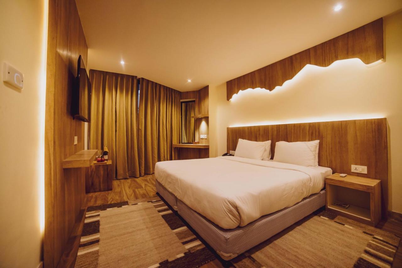 Hotel Aabas Pokhara By Barahi Hospitality Exterior foto