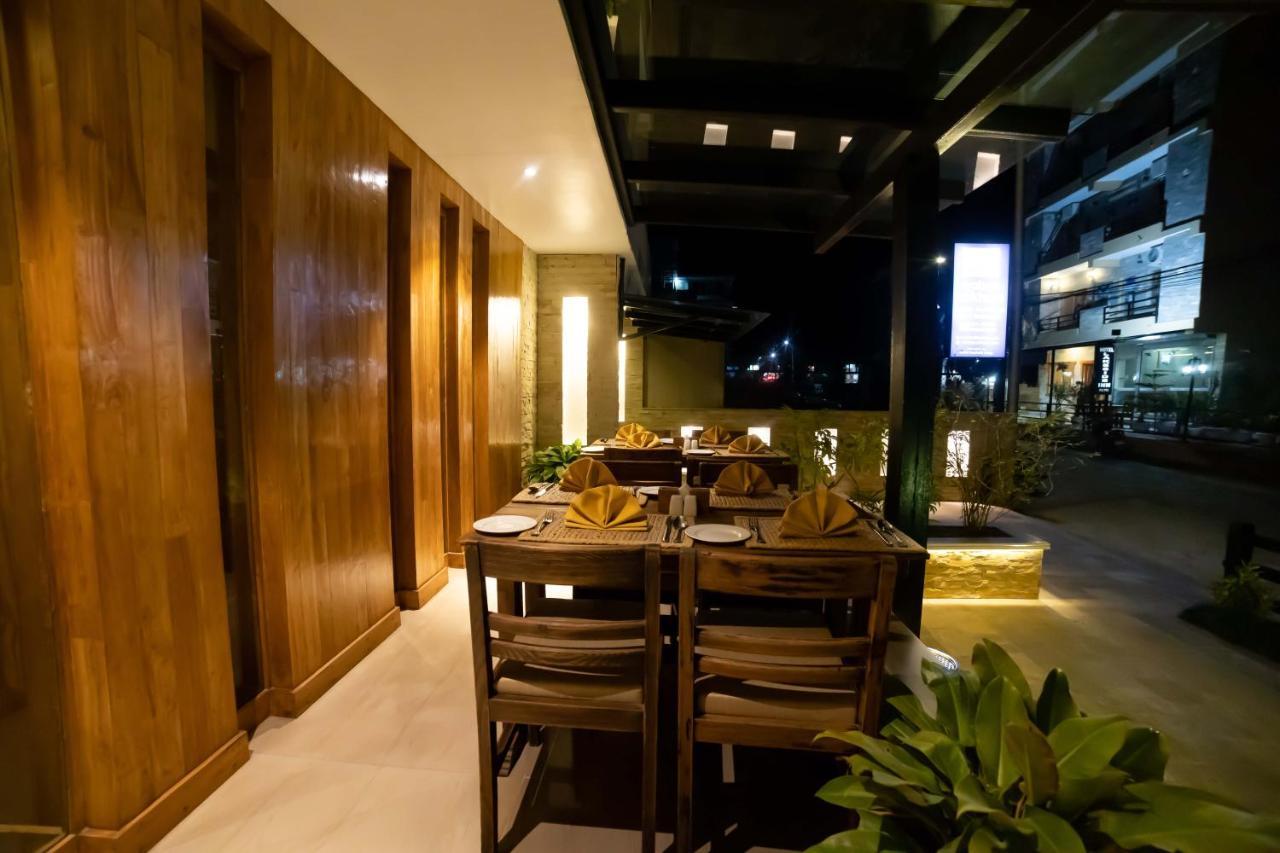 Hotel Aabas Pokhara By Barahi Hospitality Exterior foto