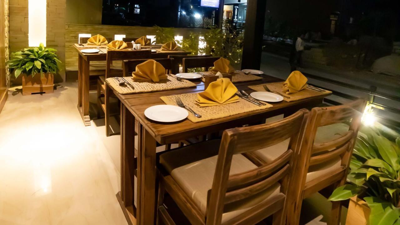 Hotel Aabas Pokhara By Barahi Hospitality Exterior foto