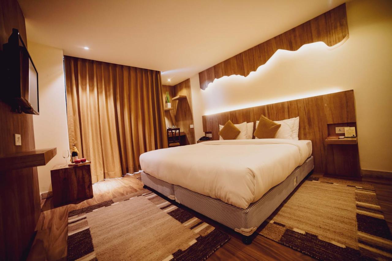 Hotel Aabas Pokhara By Barahi Hospitality Exterior foto