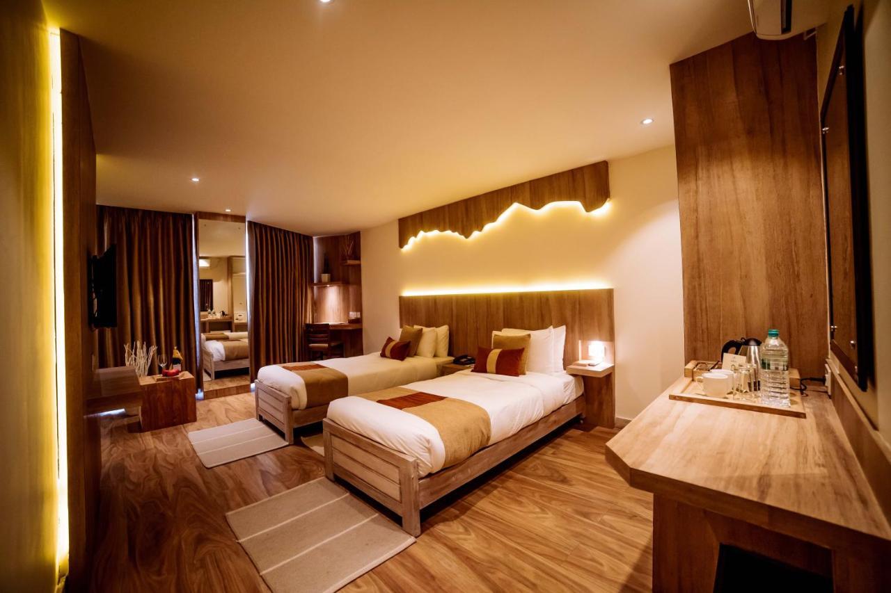 Hotel Aabas Pokhara By Barahi Hospitality Exterior foto