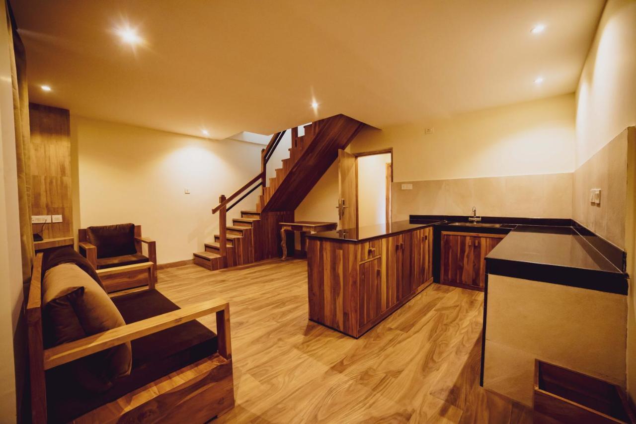 Hotel Aabas Pokhara By Barahi Hospitality Exterior foto