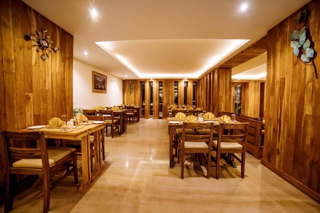 Hotel Aabas Pokhara By Barahi Hospitality Exterior foto