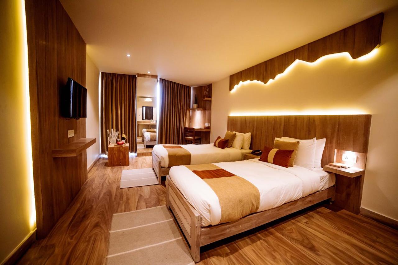Hotel Aabas Pokhara By Barahi Hospitality Exterior foto