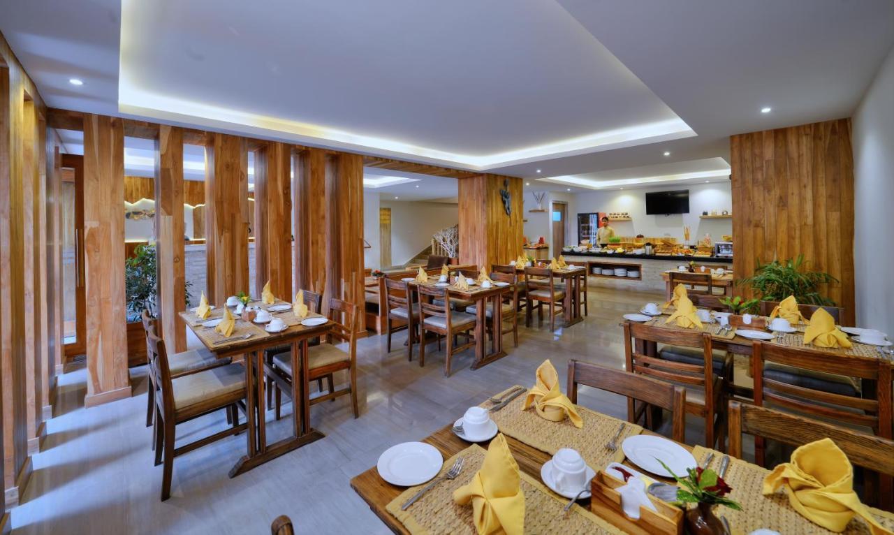 Hotel Aabas Pokhara By Barahi Hospitality Exterior foto