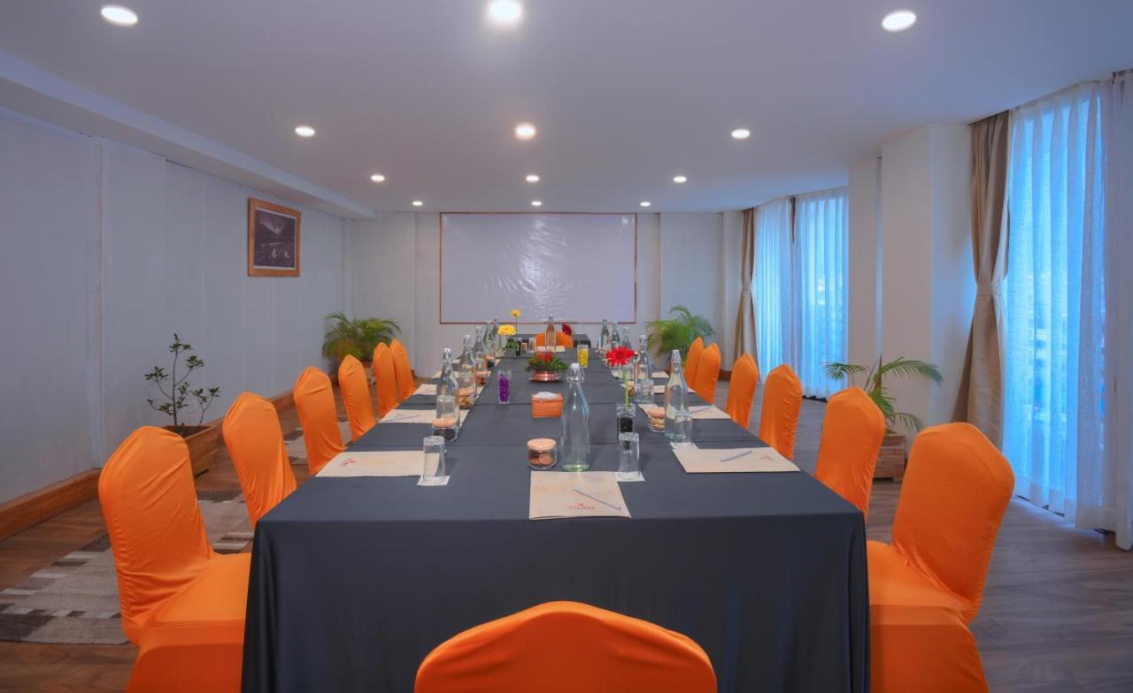Hotel Aabas Pokhara By Barahi Hospitality Exterior foto