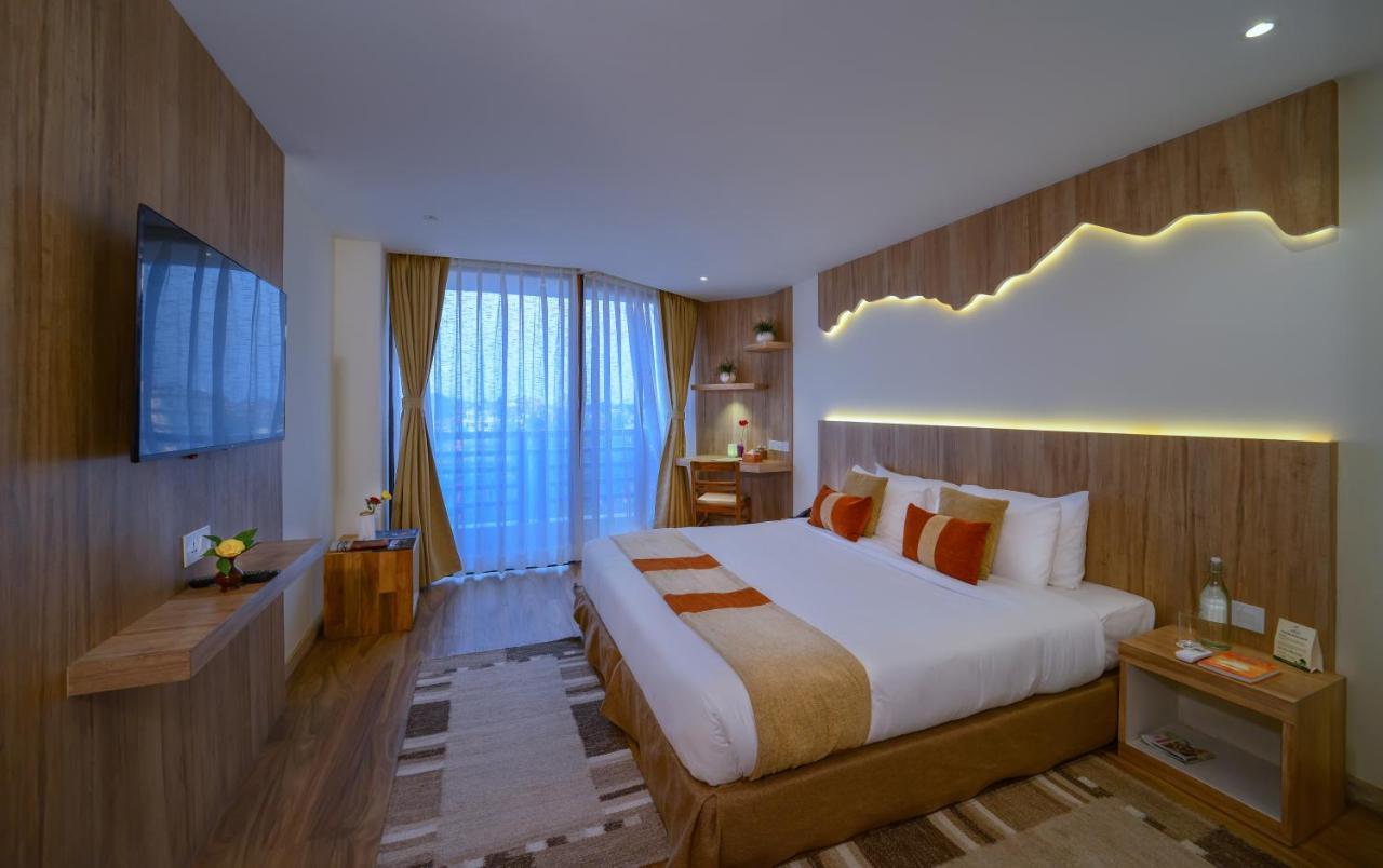 Hotel Aabas Pokhara By Barahi Hospitality Exterior foto