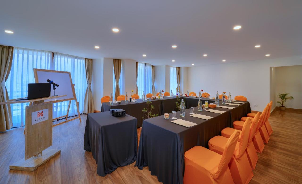 Hotel Aabas Pokhara By Barahi Hospitality Exterior foto