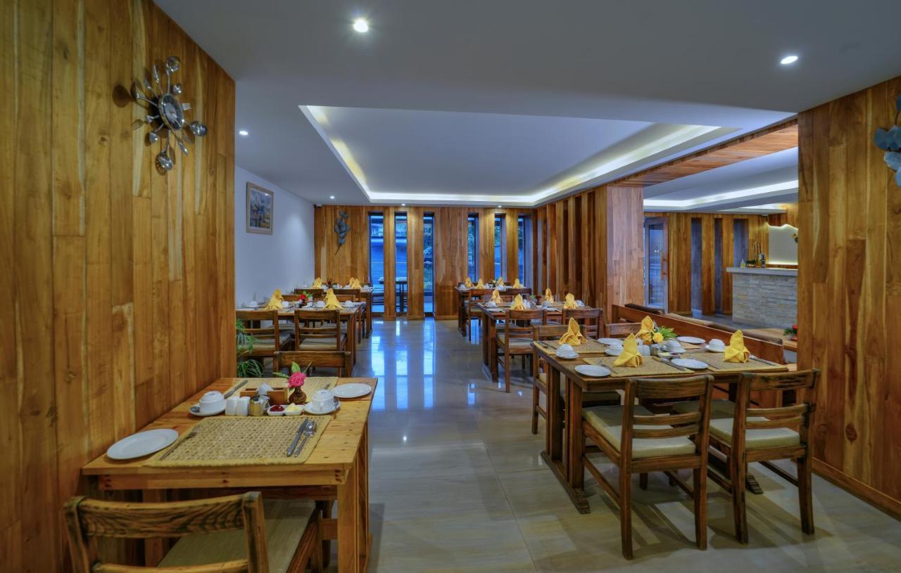 Hotel Aabas Pokhara By Barahi Hospitality Exterior foto