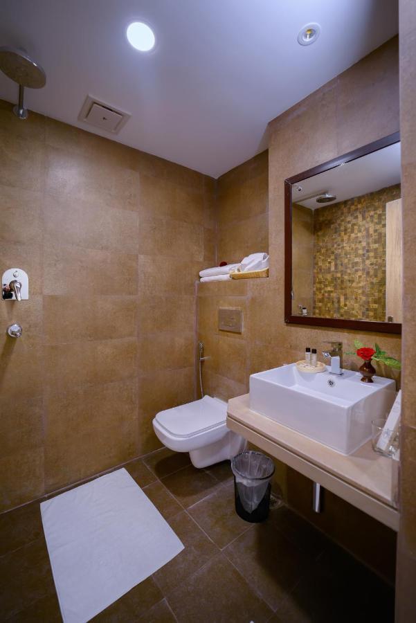 Hotel Aabas Pokhara By Barahi Hospitality Exterior foto