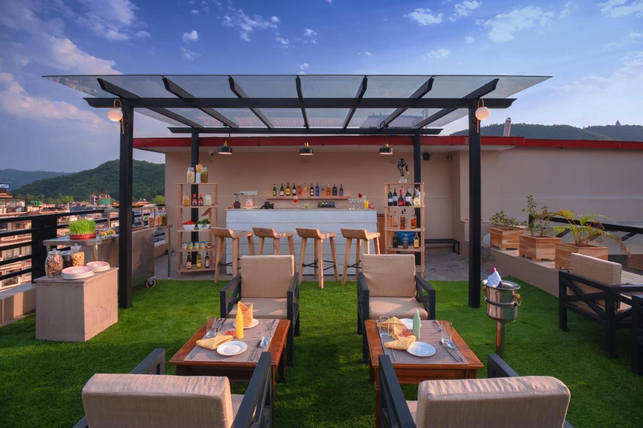 Hotel Aabas Pokhara By Barahi Hospitality Exterior foto