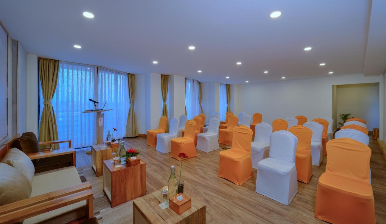 Hotel Aabas Pokhara By Barahi Hospitality Exterior foto