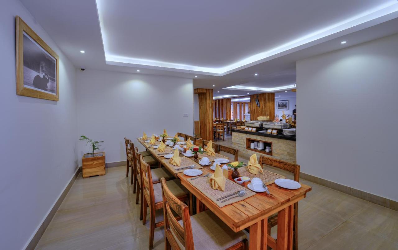 Hotel Aabas Pokhara By Barahi Hospitality Exterior foto