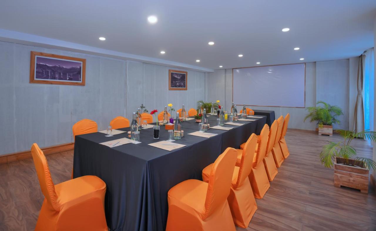 Hotel Aabas Pokhara By Barahi Hospitality Exterior foto