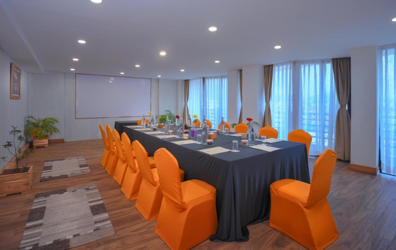 Hotel Aabas Pokhara By Barahi Hospitality Exterior foto