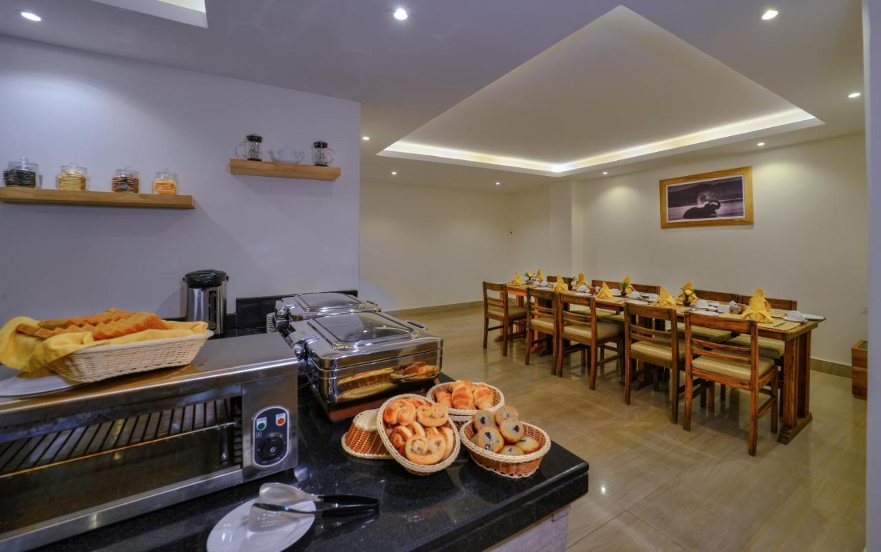 Hotel Aabas Pokhara By Barahi Hospitality Exterior foto