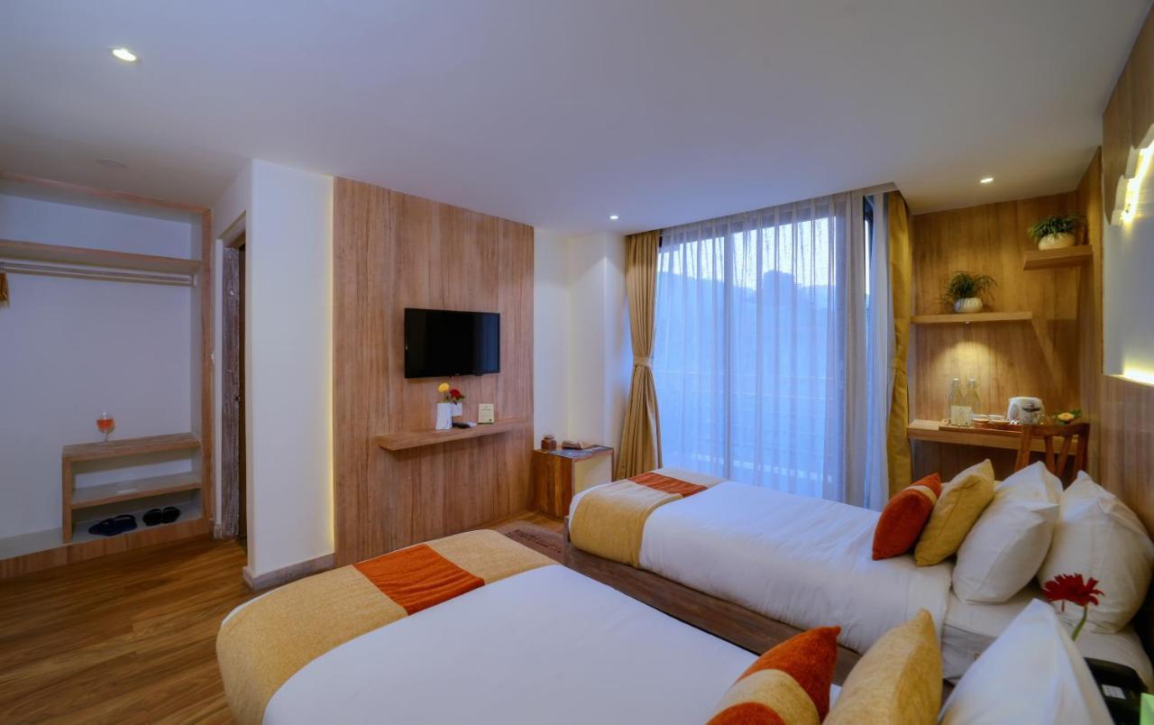 Hotel Aabas Pokhara By Barahi Hospitality Exterior foto