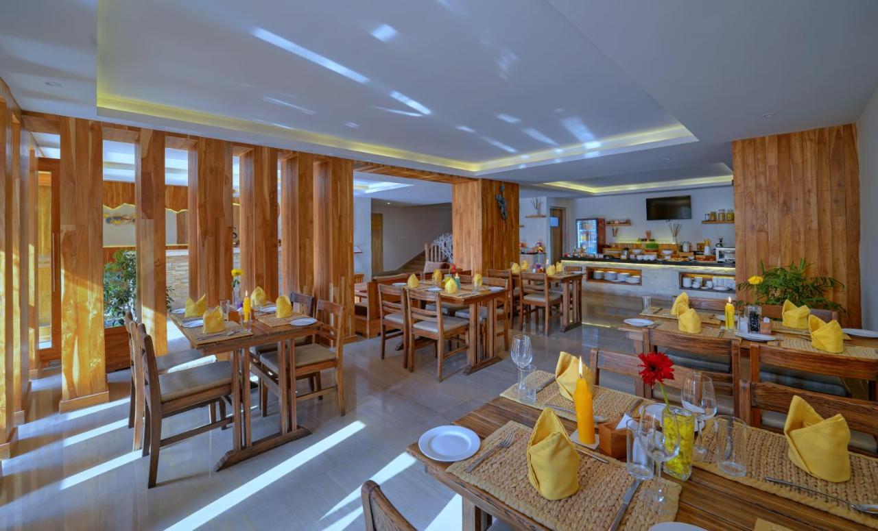 Hotel Aabas Pokhara By Barahi Hospitality Exterior foto